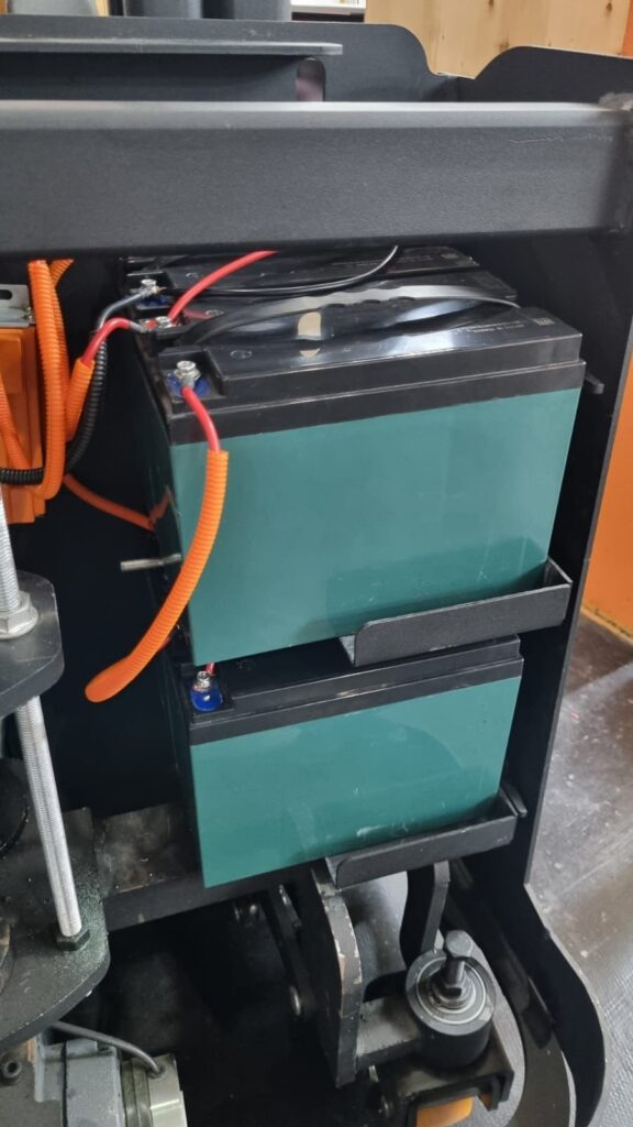 Baterias de chumbo 12 V 52 Ah da empilhadeira Robooster, quatro em série formando 48 V
