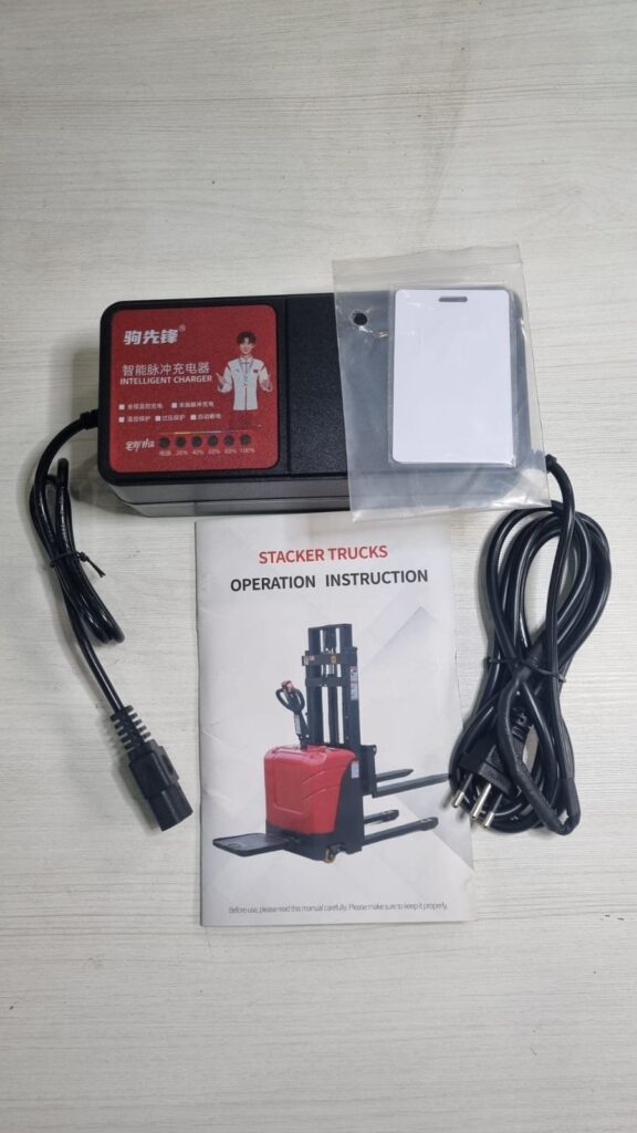 Carregador de bateria e cartão de ignição que acompanham a empilhadeira elétrica Robooster