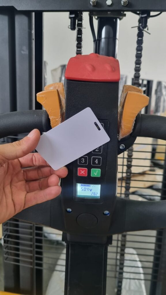 Cartão de aproximação que liga a empilhadeira Robooster e o display do timão marcando 50,4 V