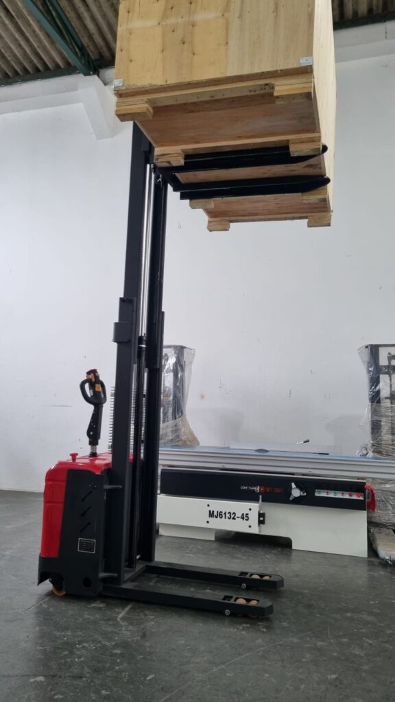 Empilhadeira elétrica Robooster com carga elevada a 3 metros no galpão da Robooster em Sorocaba