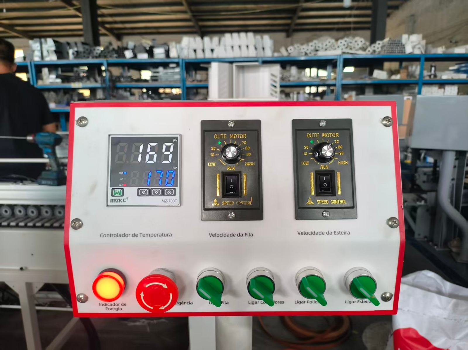 Painel da coladeira DW-1800 em português: controlador de temperatura, velocidade da fita e da esteira