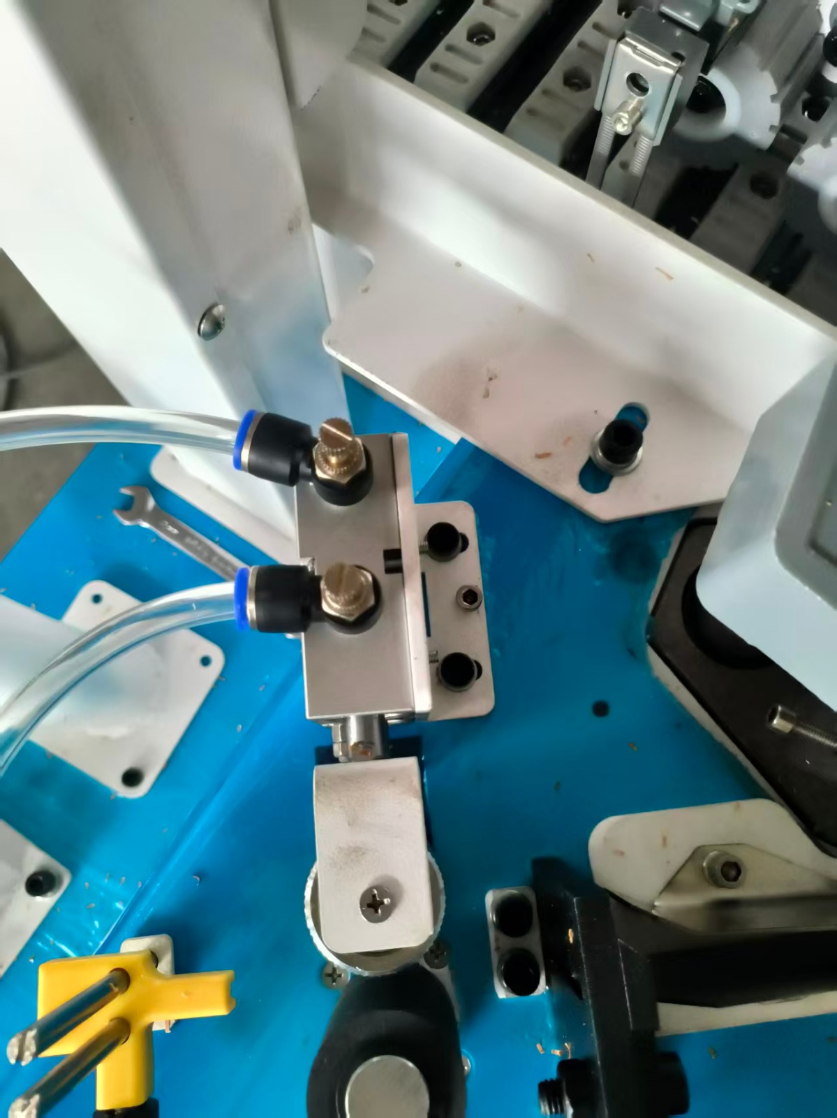 Chapa metálica que protege a fita de borda de 0,45mm no caminho da colagem — melhoria Robooster