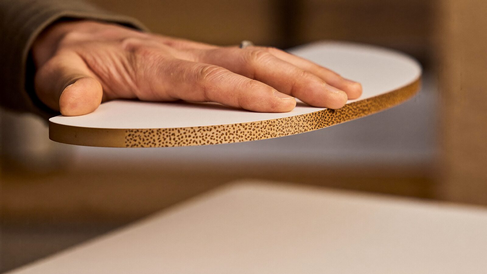 Borda de MDF crua antes da colagem da fita — a diferença que a coladeira automática faz