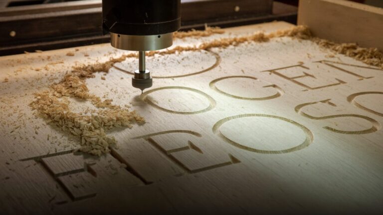 Fresa de CNC router entalhando letras em placa de madeira